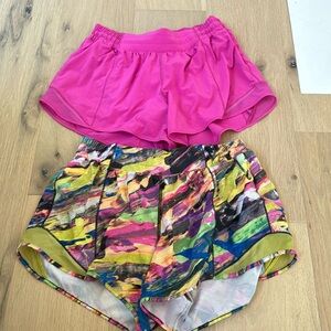 TWO LULULEMON Hotty Hot Low-Rise Lined Short 4"